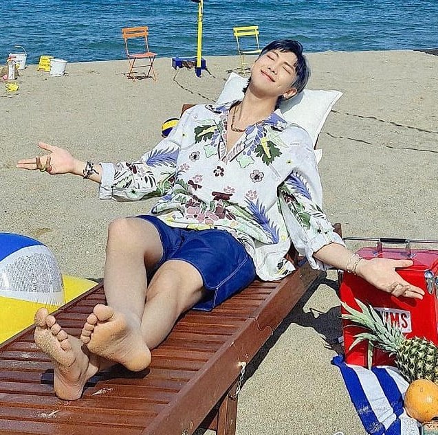 Lonely_byRM's tweet image. Do you know that Namjoon always change the lyrics  when he sings Dynamite ? 

His version is : 
" Shoes off, get up in the morn,
Cup of milk, let’s rock n roll" 

#LikeDynamite 
#2BxDynamite