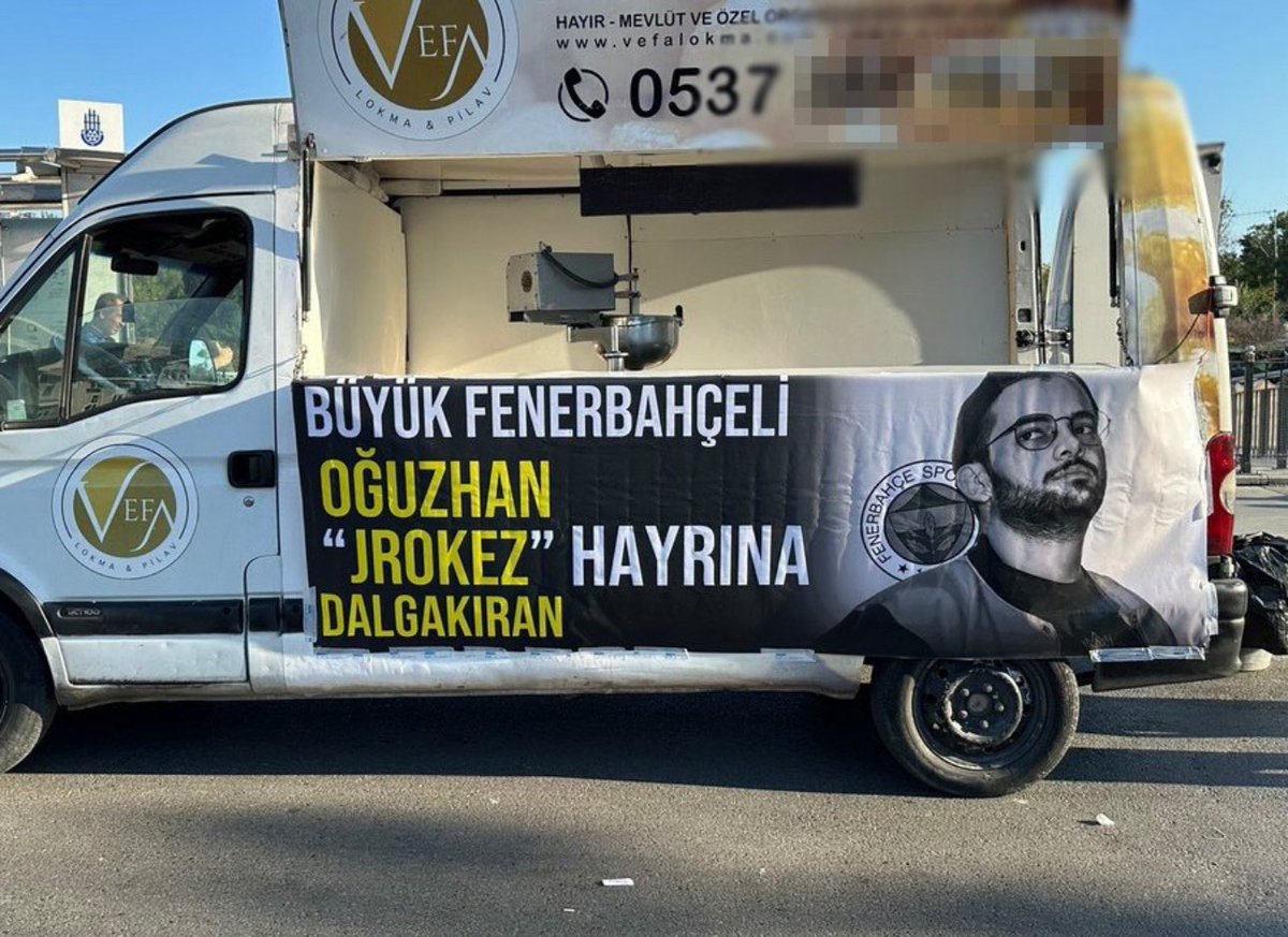 Fenerbahçe-Benfica maçı öncesi, yakın zamanda hayatını kaybeden Jrokez anısına lokma dağıtılıyor.
