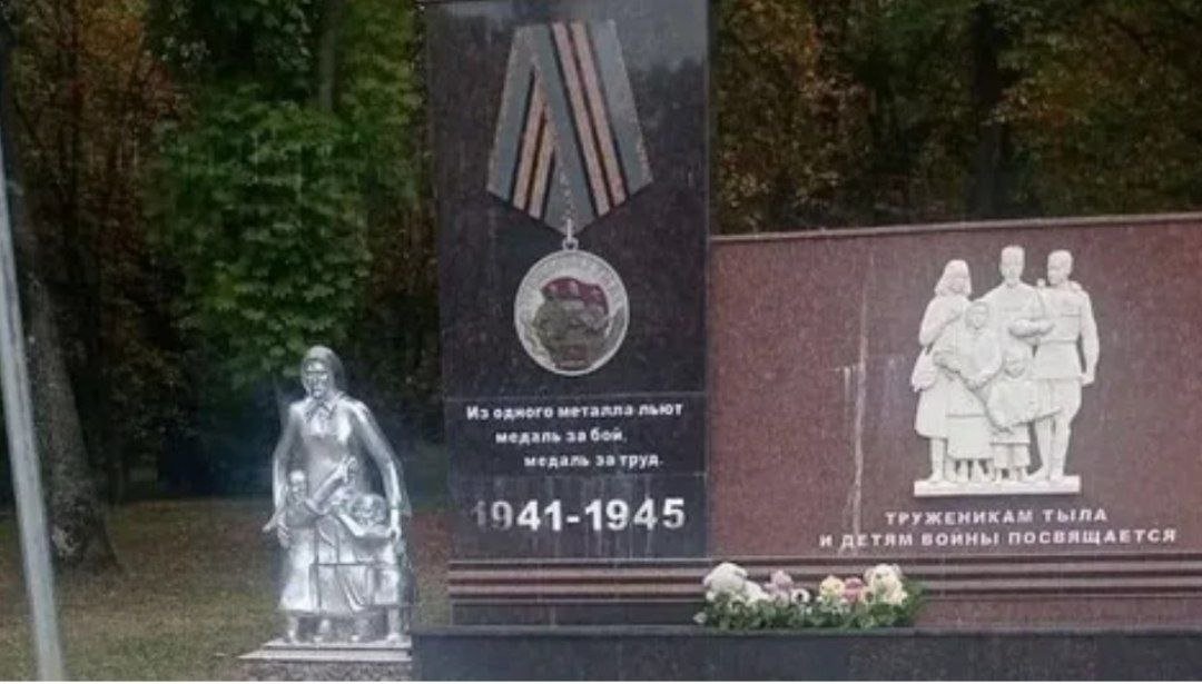В Ессентуках, в местном парке, появилась скульптура "Дети войны"😆. Блть  что это?