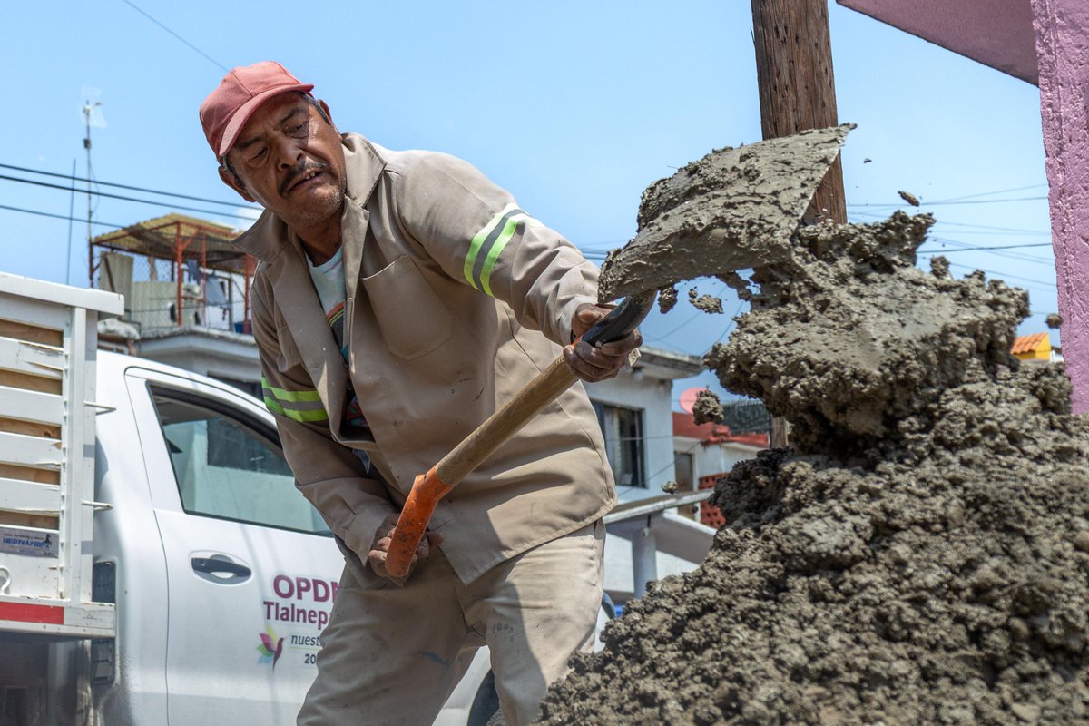 Después de reparar una fuga en la Calle Pino Verde, Fracc. Valle de los Pinos 2ª Sección, realizamos trabajos de bacheo para restituir la vialidad. 🔧🚧 

Estas acciones son parte del #CompromisoQueFluye por #Tlalnepantla, #NuestraCiudad.