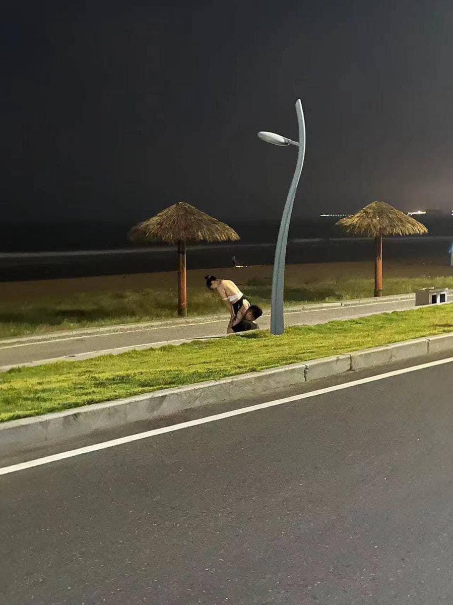 还是海边刺激、不远处还有人