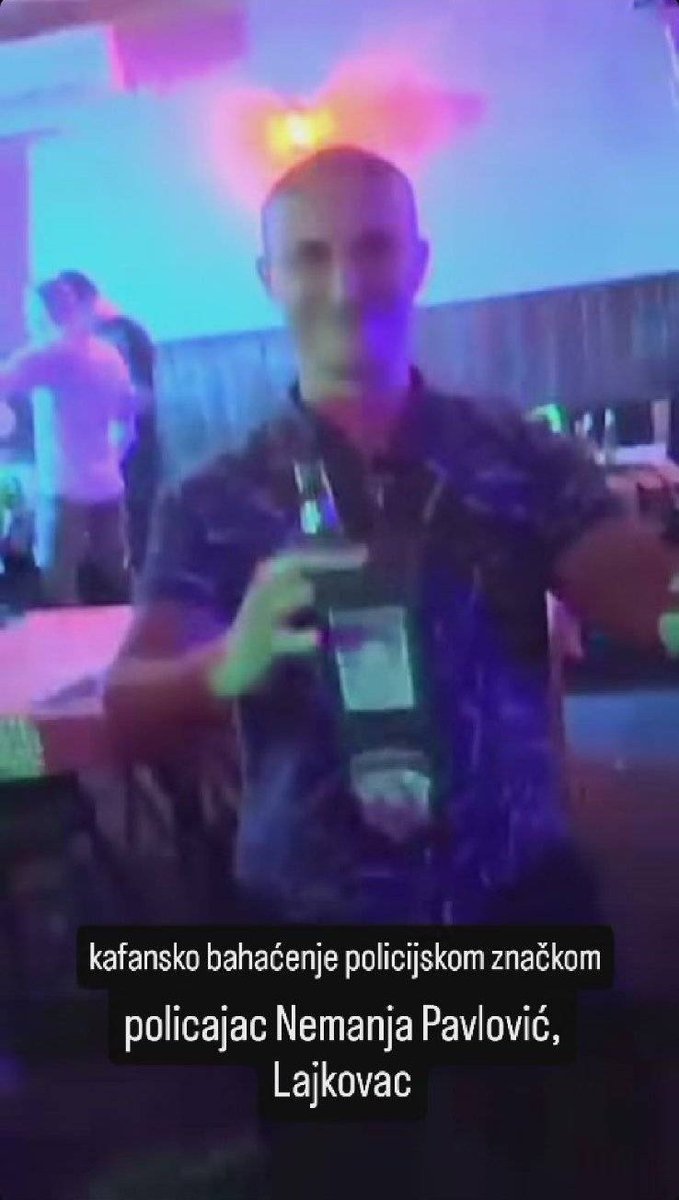 NikolaLaki3's tweet image. Po svedočenjima policajac Nemanja Pavlović iz Lajkovca najviše je prebijao i zlostavljao Valjevce na protestu.

Nakon svega bez da je uznemiren on pijan kao čep uz policijsku legitimaciju oko vrata, pištoljem za pojas sve proslavlja u lokalnoj birtiji.

Bitanga!