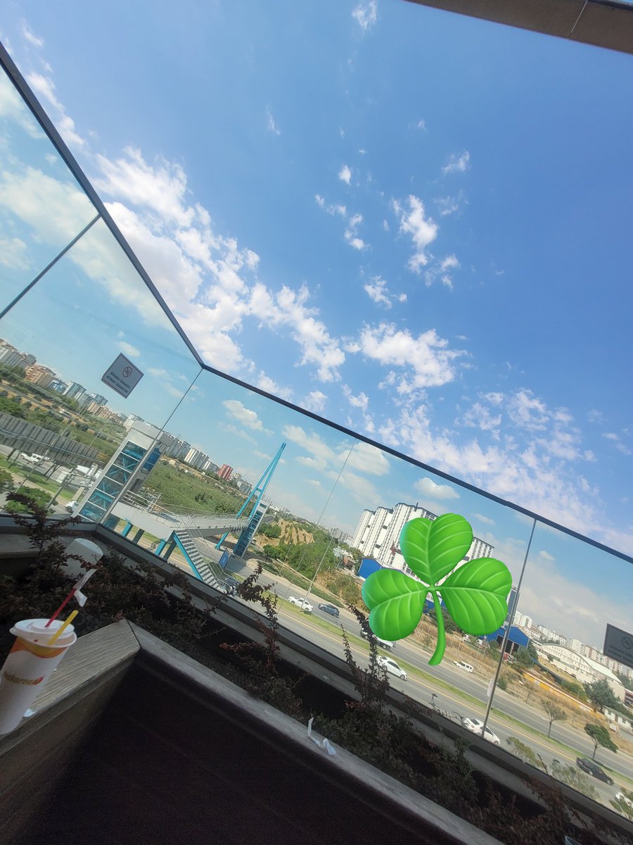 Gökyüzüne bakmak ben-i sakinleştiriyor. ☘️