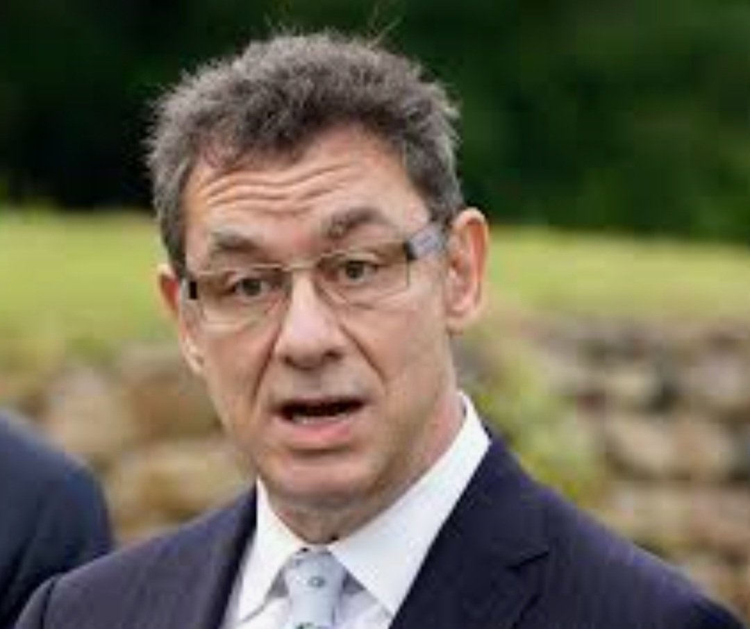 Che poi A. Bourla il volto di Pfizer non è nemmeno un medico ma un veterinario la cui tesi di dottorato riguardava il controllo della fertilità di pecore e capre.
Capito pecora 🐑?
Sì controllo bestiame