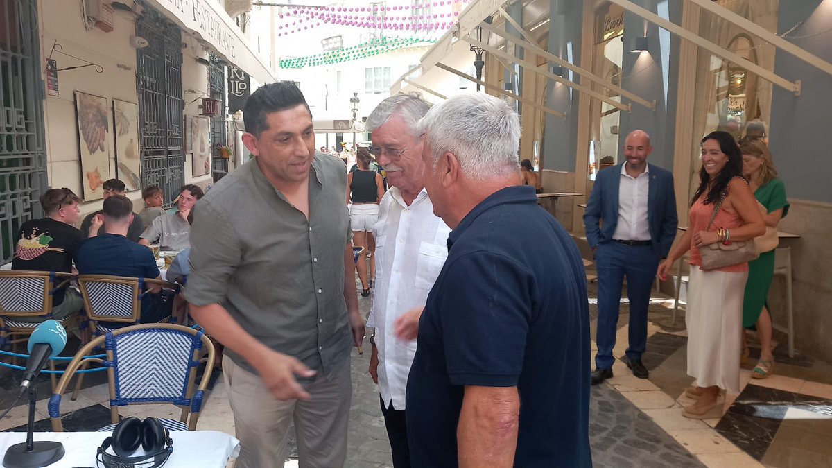 PSOEaytoMalaga (@psoeaytomalaga) on Twitter photo 📻 Seguimos atendiendo a los medios de comunicación durante esta semana. El concejal socialista <a href="/salvadorchurri/">salvador trujillo</a> ha sido entrevistado esta mañana en <a href="/CanalMalagaRTV/">Canal Málaga RTV</a> para contar cómo está viviendo la #FeriaMLG. 📻 Seguimos atendiendo a los medios de comunicación durante esta semana. El concejal socialista <a href="/salvadorchurri/">salvador trujillo</a> ha sido entrevistado esta mañana en <a href="/CanalMalagaRTV/">Canal Málaga RTV</a> para contar cómo está viviendo la #FeriaMLG.