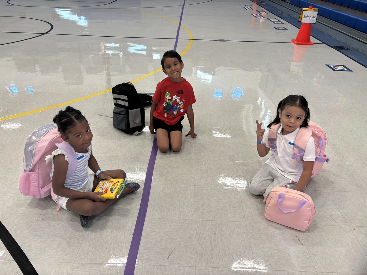 RQSCAO's tweet photo. 1st day vibes are PEAK!!!!  Welcome back RQS students! @RaytownSchools @RQSLaurelHills @RQSSouthMidd @RQSBlueRidge https://t.co/FvMEUF3fUw