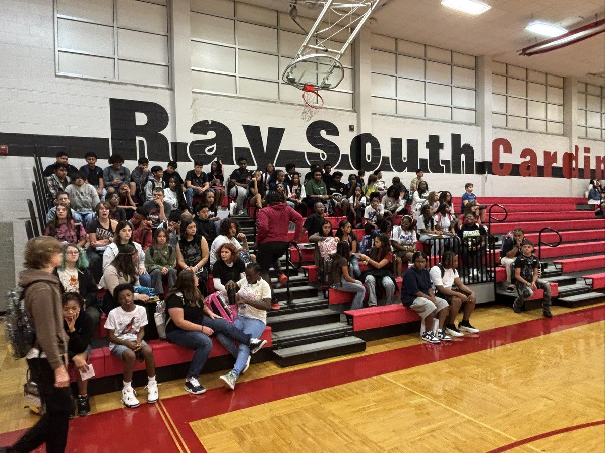 RQSCAO's tweet photo. 1st day vibes are PEAK!!!!  Welcome back RQS students! @RaytownSchools @RQSLaurelHills @RQSSouthMidd @RQSBlueRidge https://t.co/FvMEUF3fUw