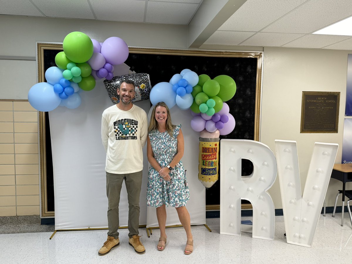 Yum yum give me some! It’s lunchtime for <a href="/RVRoadrunner/">Ridgeview Elementary</a> Ss. #LPSFirstDay25