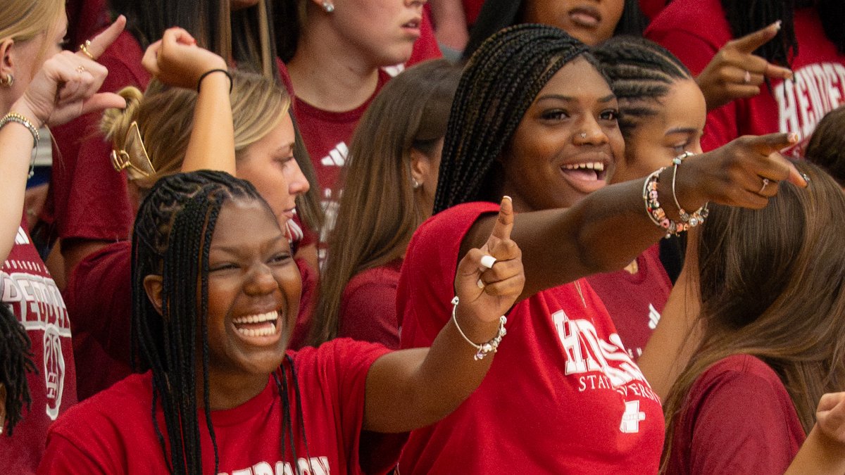 HendersonStateU's tweet photo. The 2025 Pine Tree Assembly created many new memories Monday evening! See the highlights with our Flickr album: https://t.co/DKP0yau4Hx. #WelcomeWeek25 https://t.co/8EA3Yu5ik7