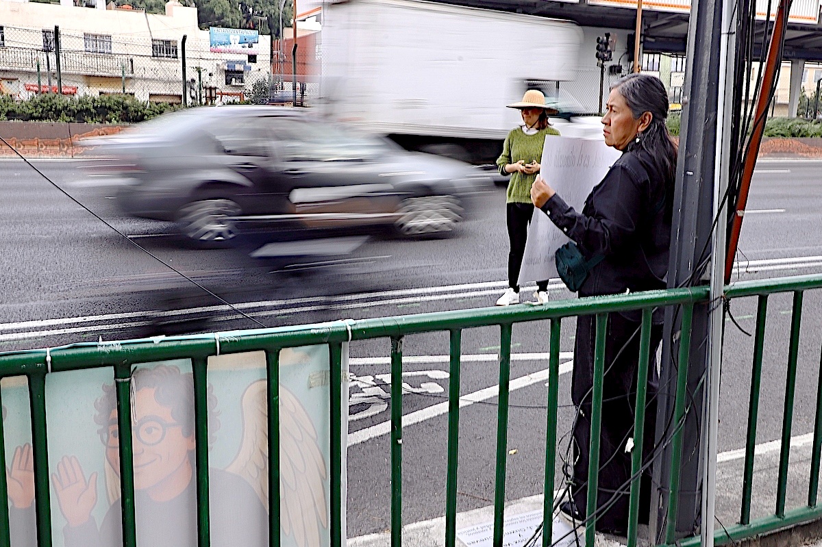 Con un letrero de ‘la impunidad es el alimento de los asesinos’, la actriz Mercedes Hernández se manifestó sobre la Calzada de Tlalpan para exigir justicia para Ximena Guzmán y José Muñoz, asesinados hace tres meses.

reforma.com/ID7Xsr
📷Diego Gallegos