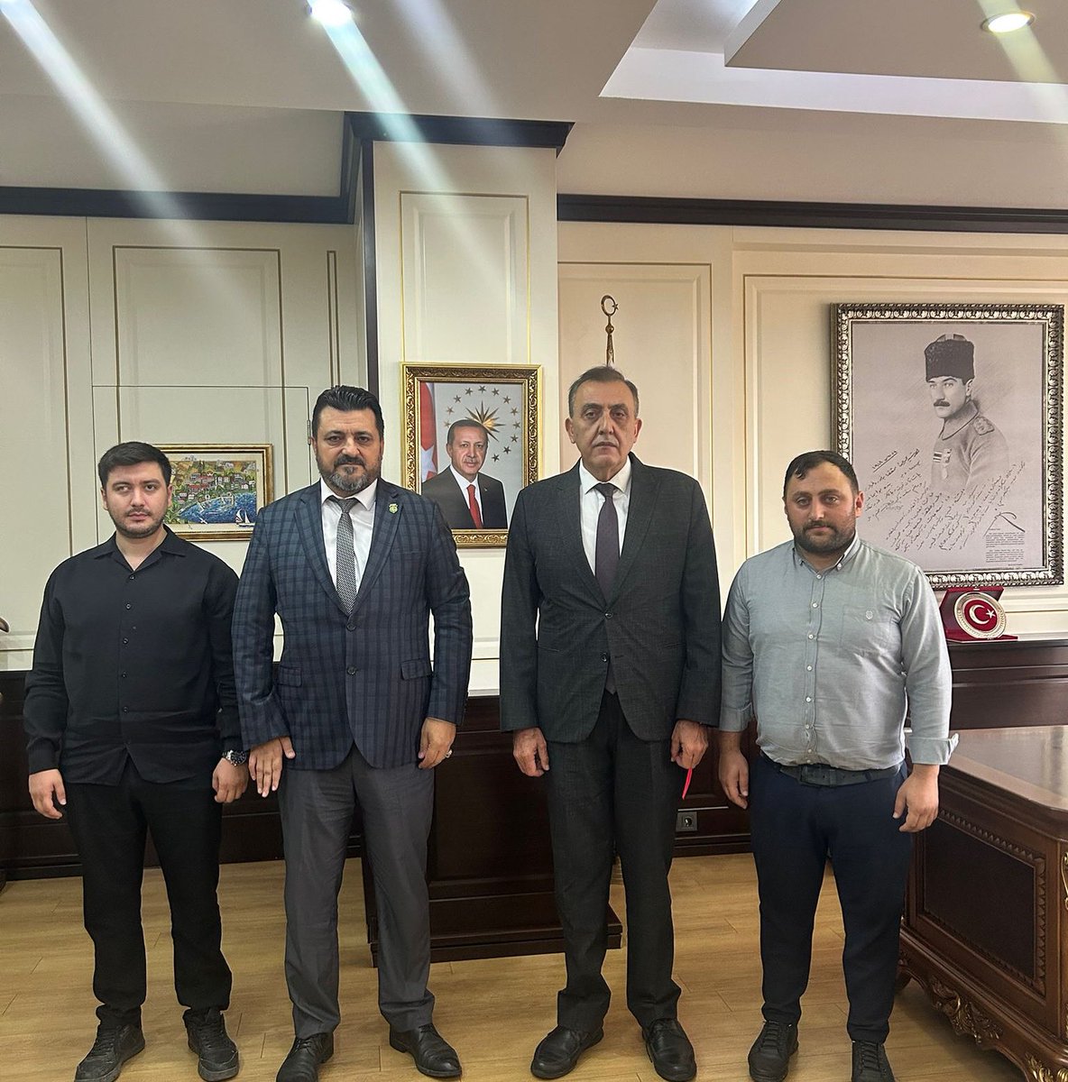 Türkiye Harp Malulü Gazilet Şehit Dul ve Yetimleri Derneği Tekirdağ Şube Başkanlığı olarak Şehrimize yeni atanan Süleymanpaşa Kaymakamımız Sn.Mahmut Nedim Tunçer Beyefendiye hayırlı olsun ve hoşgeldin ziyaretinde bulunduk.
Nazik misafirperverliklerinden dolayı çok teşekkür ederiz