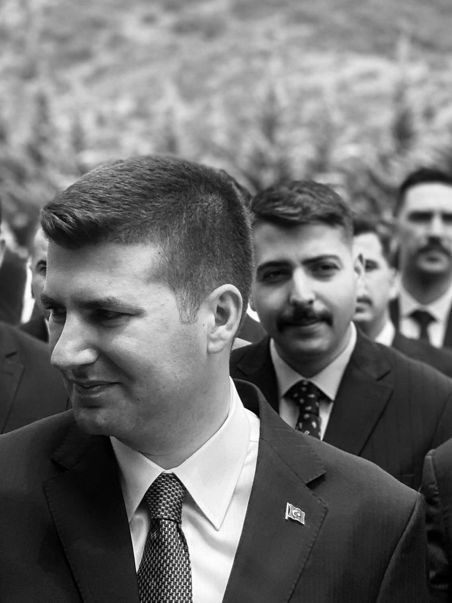 Fırtına koptuğunda korkmadık,
dalgalar yükseldiğinde gemiyi terk etmedik. 
Çünkü biliriz, sadakat en zor zamanda belli olur.