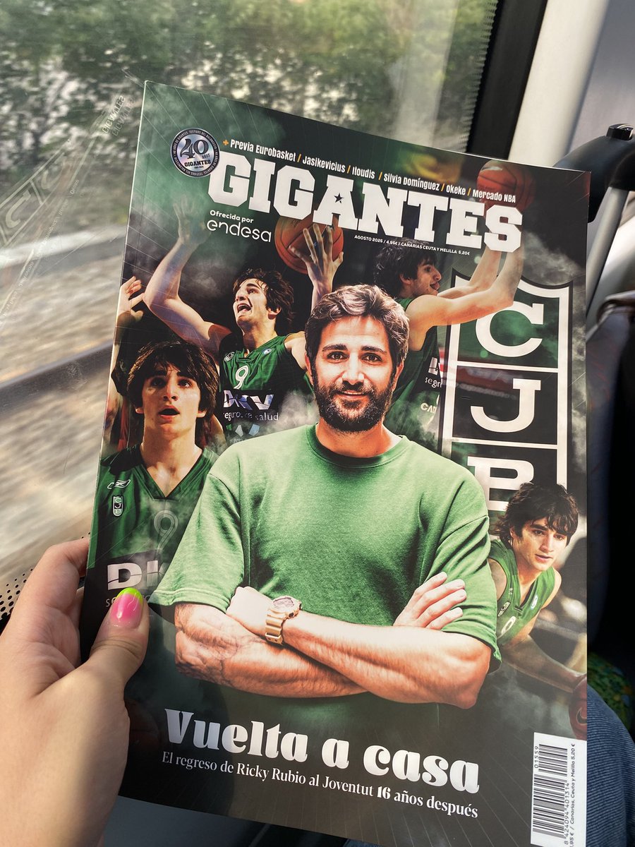 AlbenizAnna's tweet photo. 🚂 i 🏀 de la mà de @GIGANTESbasket. Quin tros de portada i d’article amb en @rickyrubio9 de protagonista. Altre cop. Eta Xabier Añua…Goian bego ♥️ #Penya #Badalona #XabierAñua https://t.co/5JabYr5c48