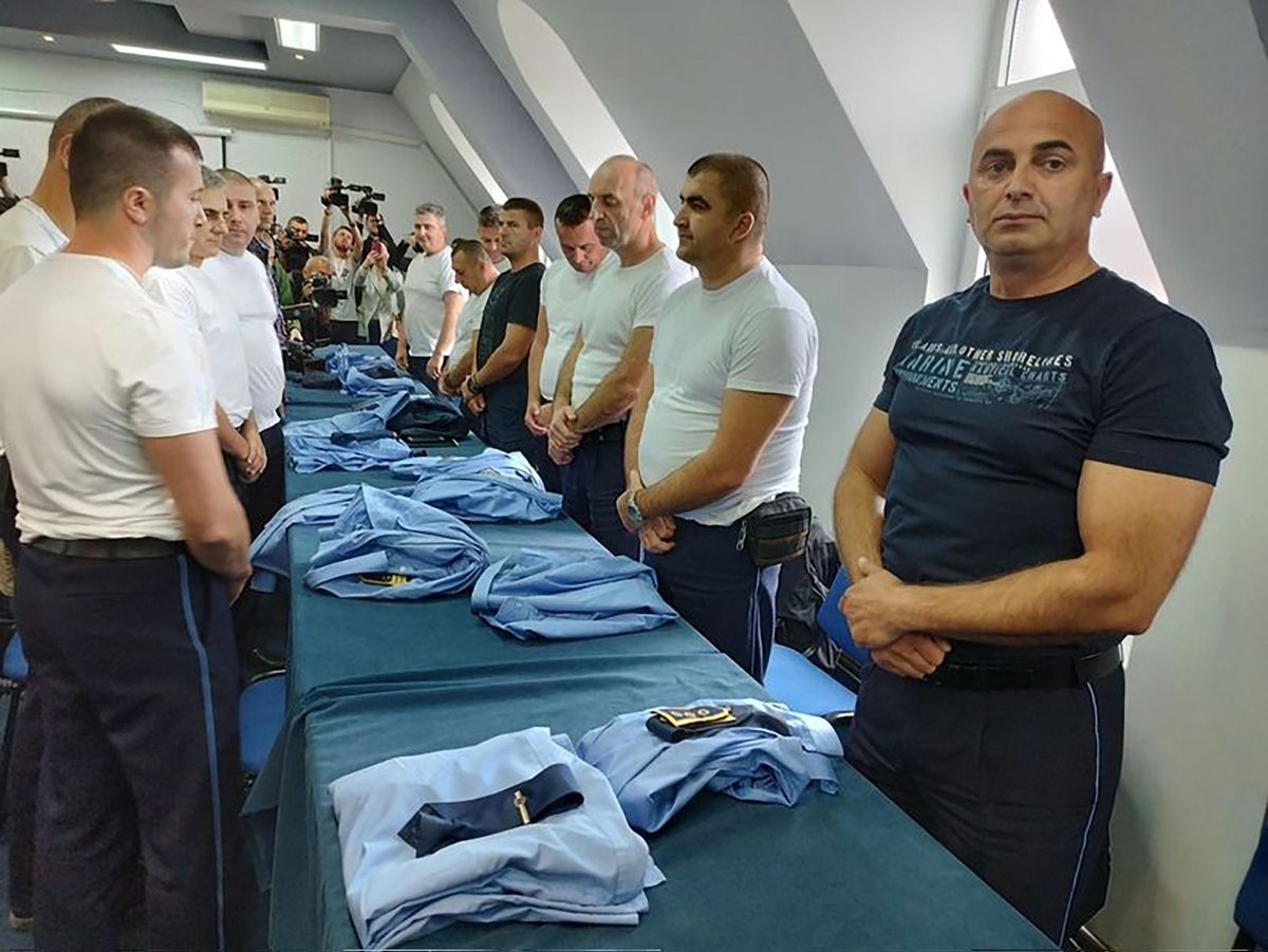 KrahSNSa's tweet photo. Ovaj olos koji je predao pandurske uniforme na Kosovu su sada ovde da izvrse genocid nad gradjanima Srbije! https://t.co/qlYManZYUG