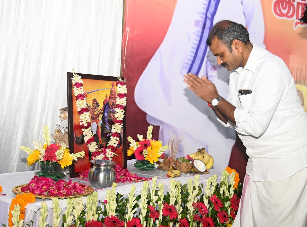 DrLMurugan's tweet photo. இந்திய சுதந்திரப் போராட்ட வீரர் மாவீரன் ஒண்டிவீரன் அவர்களின் 254-வது நினைவு தினமான இன்று, டெல்லி வாழ் தமிழ் அமைப்பினர் ஒருங்கிணைத்த புகழஞ்சலி நிகழ்ச்சியில் கலந்து கொண்டு, மாண்புமிகு மத்திய சட்டத்துறை அமைச்சர் திரு. @arjunrammeghwal அவர்கள், மாண்புமிகு மத்திய கப்பல் போக்குவரத்துத் துறை இணையமைச்சர் திரு. @Shantanu_bjp ஆகியோரோடு இணைந்து மலரஞ்சலி செலுத்தினேன்.

டெல்லியில் நடைபெற்ற இந்நிகழ்ச்சியில், டெல்லி வாழ் தமிழ் மக்கள் பலரும் கலந்து கொண்டார்கள்.