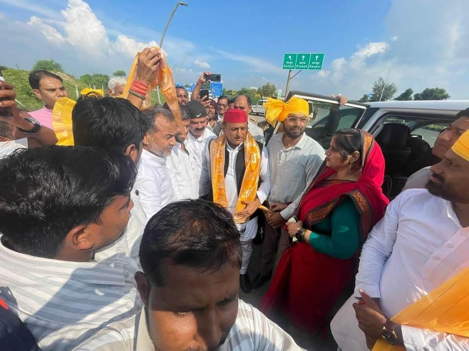 आज मा. राष्ट्रीय अध्यक्ष श्री अखिलेश यादव भैया जी टूंडला,में श्री संतोष यादव जी आई.ए.एस के पिता जी स्व. बीआर यादव (काका जी) को श्रद्धांजलि अर्पित की एवं शोक संतप्त परिजनों से संवेदना व्यक्त की इस दौरान साथ मे रहना हुआ।
#शोक संवेदना