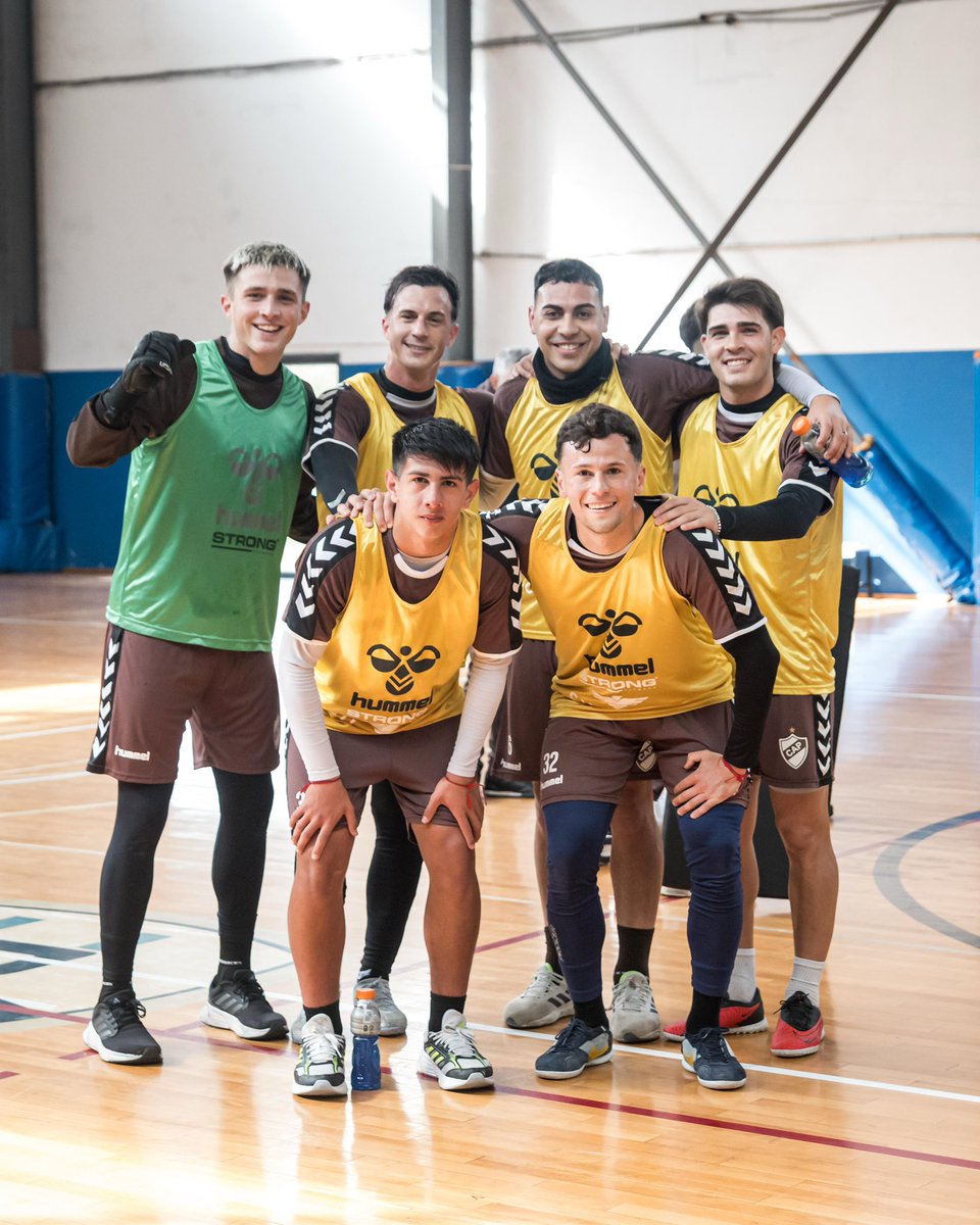 Miércoles bajo techo ⛈️⚽️

#VamosCalamares🦑