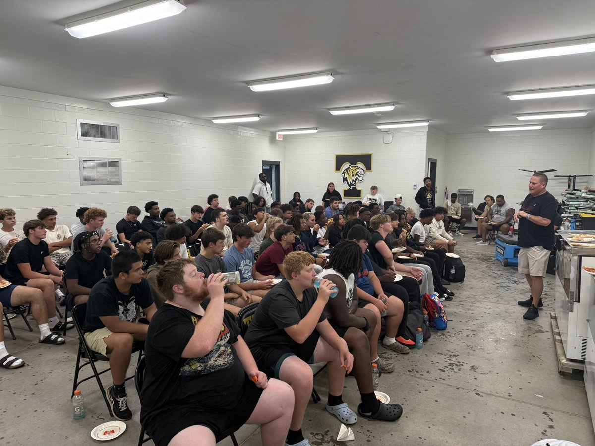 A huge thank u to Youth Pastor Jay Webb &amp; Midway Church for providing 🍕 + 🥤 at our 2nd FCA Meeting! We’re grateful 4 your generosity &amp; support.

FCA Rep Keith Wagner also shared a powerful message on teamwork &amp; what it takes 2 succeed. 🐅

#TigerPride #BuiltDifferentBackAgain