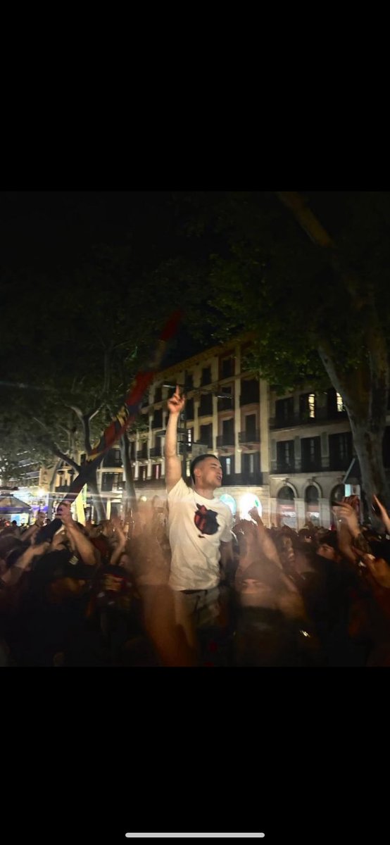 Charly_797's tweet photo. @tribuneru_cule El que sobra es al que no le gustó esta imagen. Es decir: el que manda. https://t.co/53YwH89OCd