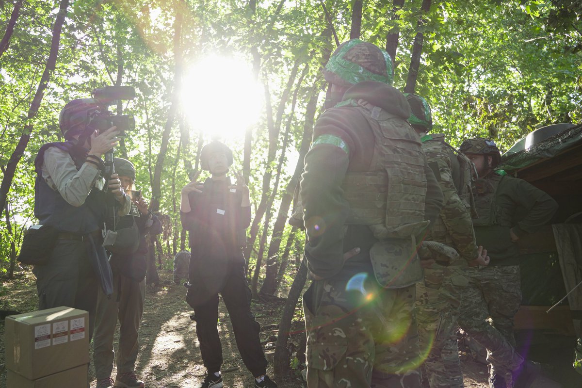 Images du front pour parler avec des soldats ukrainiens de l’avenir du #Donbass. 
Voici leurs mots : « Qui pourrait abandonner sa maison juste parce que son voisin la réclame ? »
« Si on abandonne sans garanties, dans 5 ou 6 ans, ils nous attaquerons à nouveau »