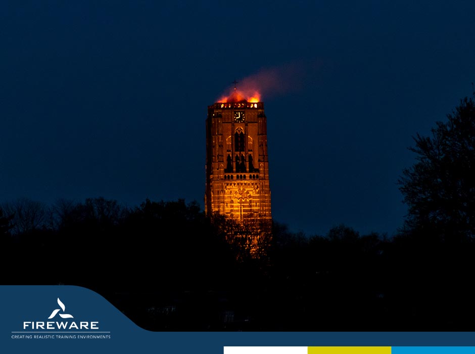 Soms is beeld alleen voldoende voor realisme. Check deze enscenering op een kerktoren.   bit.ly/3HIsn4E