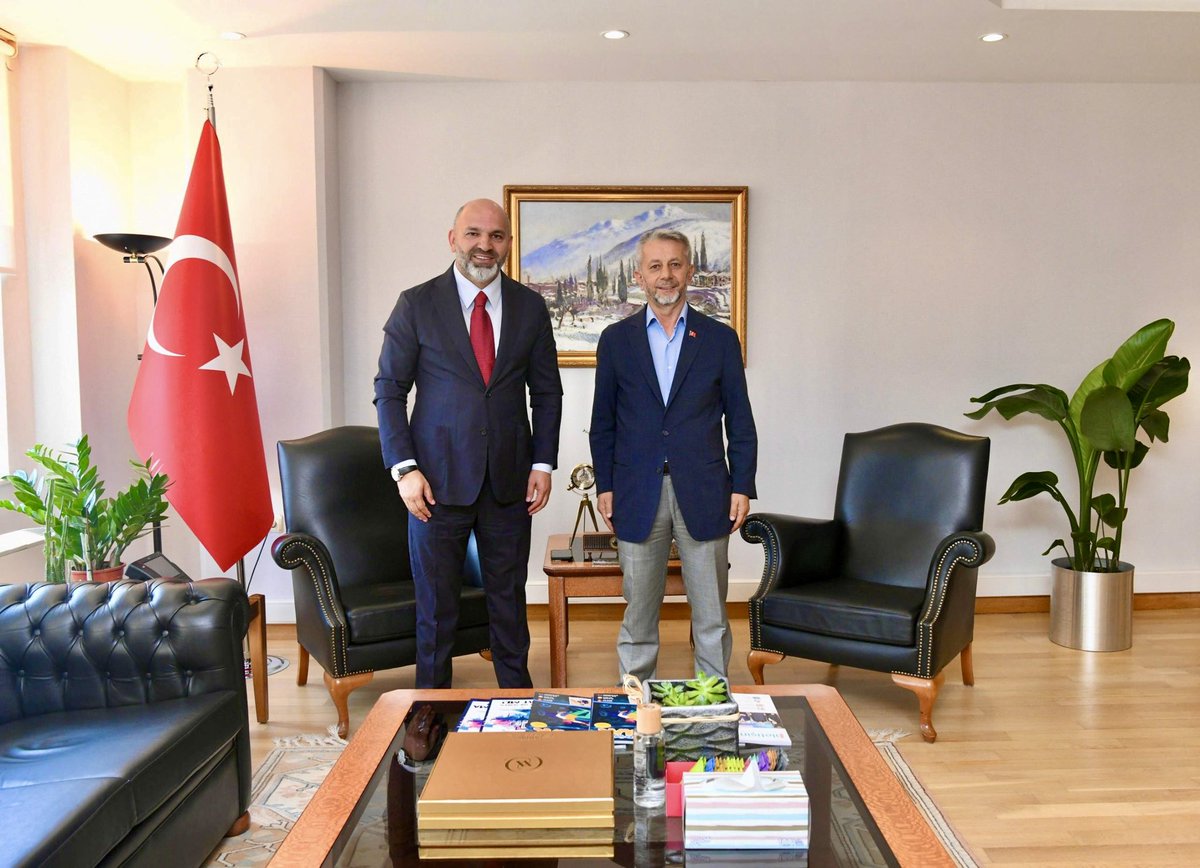 Gençlik meseleleriyle dertlenmiş, yıllarca çözüm için ter dökmüş, gayret etmiş, Ankara’da bize her zaman ağabeylik yapan bir dosttur Selim Cerrah. 

Kendisine gönülden teşekkür ediyorum.

<a href="/Selimcerrah/">Selim Cerrah</a>