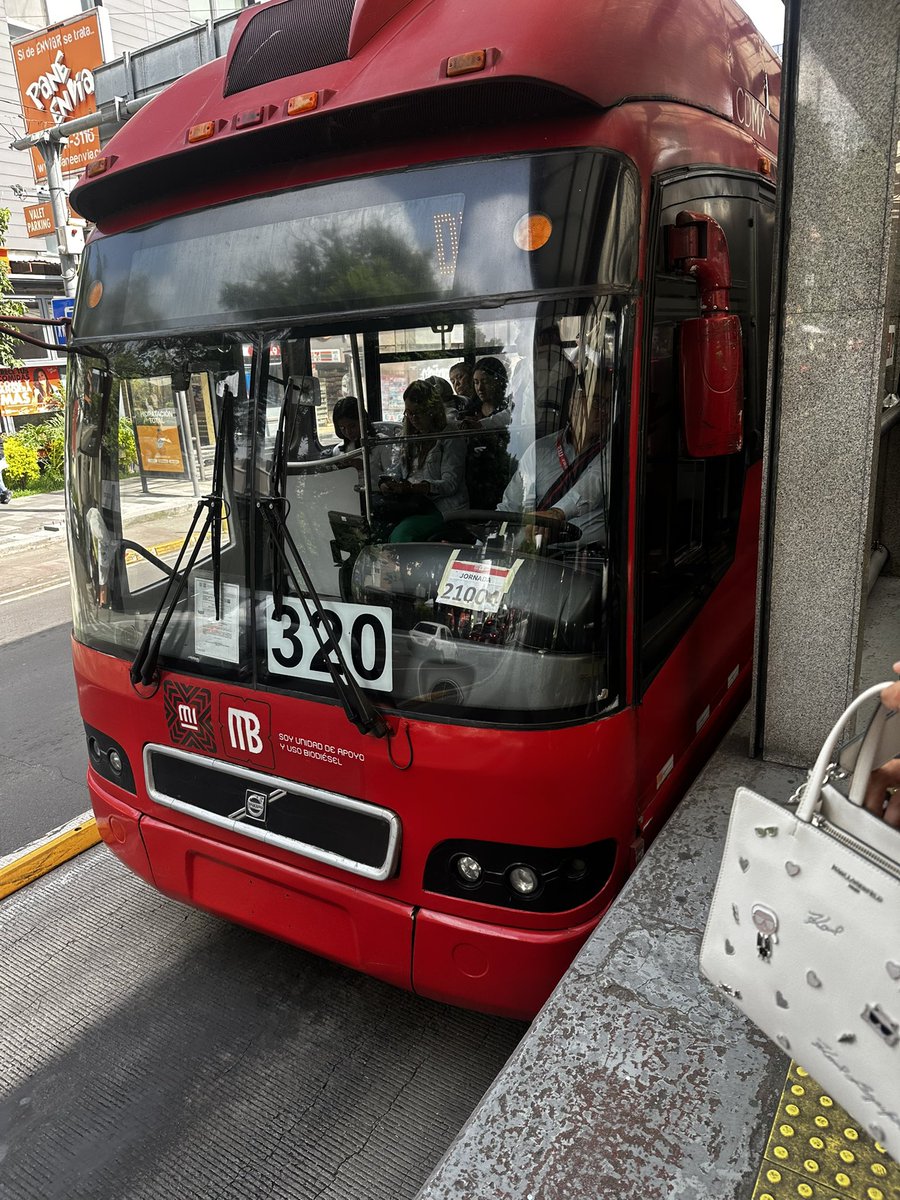 CLAUDIA (@klaulupe) on Twitter photo Todos merecemos respeto, a este personaje le valió, mientras más le decíamos que manejara con precaución más se frenaba, tocaba a otros metrobuses y saludando como si estuviera en una pasarela,ojalá puedan supervisar a sus colaboradores <a href="/Claudiashein/">Claudia Sheinbaum Pardo</a> <a href="/ClaraBrugadaM/">Clara Brugada Molina</a> <a href="/MetrobusCDMX/">Metrobús CDMX</a> Todos merecemos respeto, a este personaje le valió, mientras más le decíamos que manejara con precaución más se frenaba, tocaba a otros metrobuses y saludando como si estuviera en una pasarela,ojalá puedan supervisar a sus colaboradores <a href="/Claudiashein/">Claudia Sheinbaum Pardo</a> <a href="/ClaraBrugadaM/">Clara Brugada Molina</a> <a href="/MetrobusCDMX/">Metrobús CDMX</a>