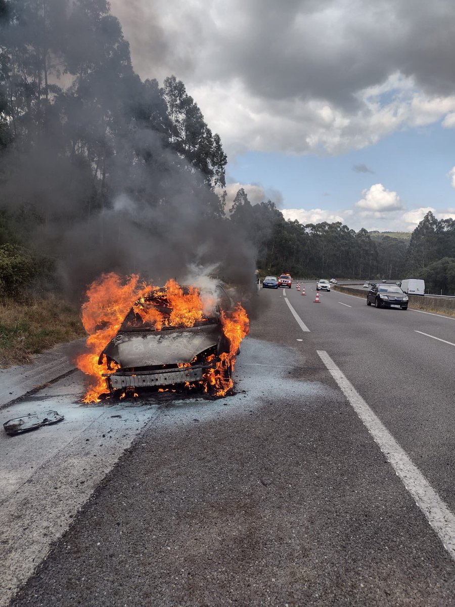 BomberosBoiro's tweet photo. Dotación de bombeiros do Consorcio Contra Incendios e Salvamento de A Coruña con base en Boiro ven de extinguir incendio en vehículo na AG-11 no PK 13 sentido Ribeira ao seu paso polo Concello de Rianxo. https://t.co/URdy4pPxZI
