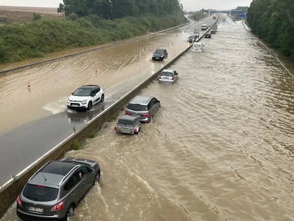 InfosFrancaises's tweet photo. INTEMPÉRIES : Inondations signalées sur l'autoroute A11 au niveau de #Chartres, en Eure-et-Loir, en raison des fortes pluies ces dernières heures (L'Écho Républicain). https://t.co/V1eeQCiQNz
