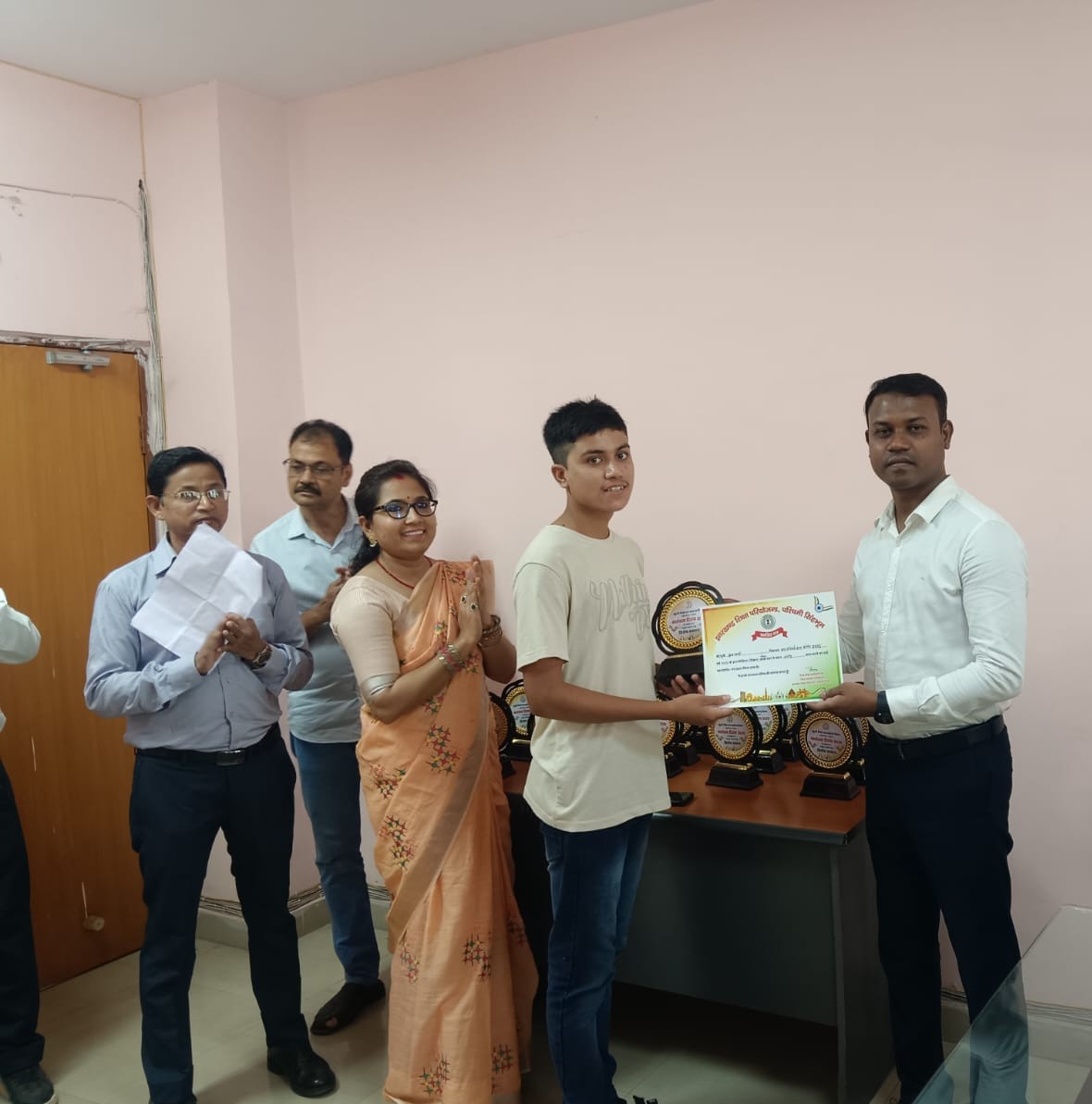 JepWsm's tweet photo. A proud moment as several students from across West Singhbhum were felicitated by Shri Tony Toppo, DEO, on the occasion of Independence Day for their commendable achievements in education.
@DC_Chaibasa @JepcJharkhand https://t.co/XsDHUlAv71