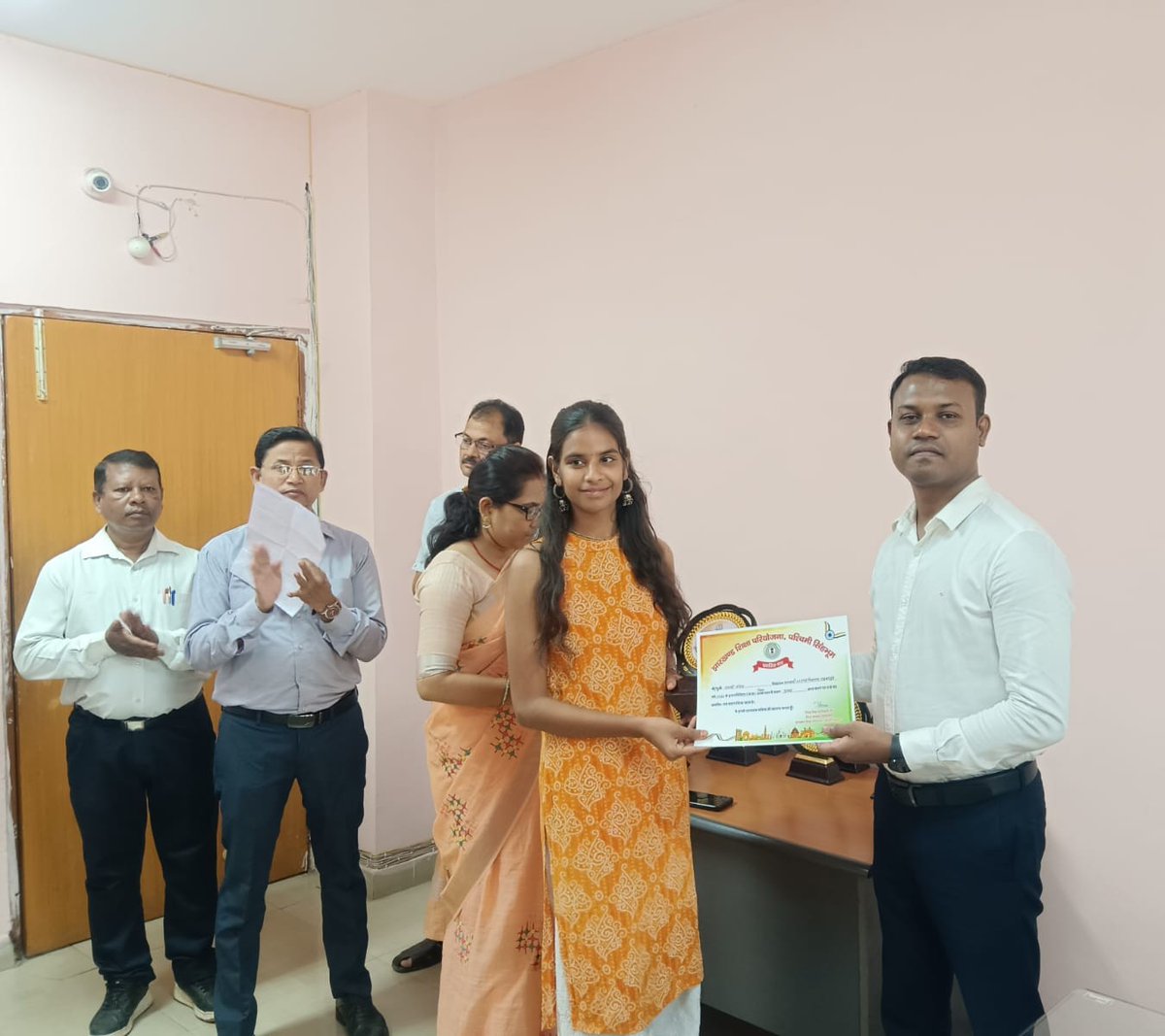 JepWsm's tweet photo. A proud moment as several students from across West Singhbhum were felicitated by Shri Tony Toppo, DEO, on the occasion of Independence Day for their commendable achievements in education.
@DC_Chaibasa @JepcJharkhand https://t.co/XsDHUlAv71