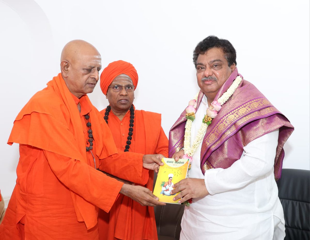 MBPatil's tweet photo. ಬಸವತತ್ವದ ಬೆಳಕಿನಲಿ ನವಕರ್ನಾಟಕ
ಬಸವ ಸಂಸ್ಕೃತಿ ಅಭಿಯಾನ: ಐತಿಹಾಸಿಕಗೊಳಿಸಲು ಮತ್ತೊಂದು ಸುತ್ತಿನ ಚರ್ಚೆ

ಬಸವಣ್ಣ ಕರ್ನಾಟಕದ ಸಾಂಸ್ಕೃತಿಕ ನಾಯಕ ಘೋಷಣೆಗೆ 1ವರ್ಷ ಗತಿಸಿರುವ ಹಿನ್ನಲೆಯಲ್ಲಿ ಲಿಂಗಾಯತ ಮಠಾಧಿಪತಿಗಳ ಒಕ್ಕೂಟದ ವತಿಯಿಂದ ಸೆ.1ರಿಂದ ಅ.1ರವರೆಗೆ `ಬಸವ ಸಂಸ್ಕೃತಿ ಅಭಿಯಾನ’ ಹಮ್ಮಿಕೊಳ್ಳಲಾಗಿದೆ. 

ಸಮಾರೋಪ ಸಮಾರಂಭವು ಅ.5ರಂದು ಬೆಂಗಳೂರು ಅರಮನೆ ಮೈದಾನದಲ್ಲಿ ನಡೆಯಲಿದೆ. ಈ ಕಾರ್ಯಕ್ರಮದಲ್ಲಿ ಮುಖ್ಯಮಂತ್ರಿಗಳಾದ ಶ್ರೀ @siddaramaiah  ಅವರು ನಾಡಿನ ಎಲ್ಲೆಡೆಯಿಂದ ಬಸವಣ್ಣನ ಸಾವಿರಾರು ಅನುಯಾಯಿಗಳು ಪಾಲ್ಗೊಳ್ಳಲಿದ್ದಾರೆ. 

ಈ ನಿಮಿತ್ತ ಇಂದು ಗದಗ ಪೂಜ್ಯ ತೋಂಟದಾರ್ಯ ಡಾ. ಸಿದ್ದರಾಮ ಮಹಾಸ್ವಾ��ಿಗಳು ಹಾಗೂ ವಿವಿಧ ಮಠಗಳ ಪೂಜ್ಯ ಗುರು-ಹಿರಿಯರದೊಂಗೆ ಮ���್ತೊಂದು ಸುತ್ತಿನ ಮಾತುಕತೆ ನಡೆಸಿದೆ. ಈ ಕಾರ್ಯಕ್ರಮವನ್ನು ಐತಿಹಾಸಿಕಗೊಳಿಸುವುದು ಸೇರಿದಂತೆ ವಿವಿಧ ವಿಷಯಗಳ ಕುರಿತು ವಿವರವಾಗಿ ಚರ್ಚಿಸಲಾಯಿತು. 

ಸಾಣೆಹಳ್ಳಿ ಶ್ರೀಮಠದ ಪೂಜ್ಯ ಗುರುಗಳಾದ  ಶ್ರೀ ಪಂಡಿತಾರಾಧ್ಯ ಶಿವಾಚಾರ್ಯ ಮಹಾಸ್ವಾಮಿಗಳು, ಬೆಳಗಾವಿಯ ನಾಗನೂರು ರುದ್ರಾಕ್ಷಿಮಠದ  ಪರಮ ಪೂಜ್ಯ ಶ್ರೀ ಡಾ. ಅಲ್ಲಮಪ್ರಭು ಮಹಾಸ್ವಾಮಿ, ಬಸವ ಧರ್ಮ ಪೀಠದ ಬಸವ ಯೋಗಿ ಸ್ವಾಮಿಗಳು, ಜಾಗತಿಕ ಲಿಂಗಾಯತ ಮಹಾಸಭಾದ ಪ್ರಧಾನ ಕಾರ್ಯದರ್ಶಿಯವರಾದ ಶ್ರೀ ಎಸ್. ಎಂ. ಜಾಮಾದಾರ, ಅಖಿಲ ಭ���ರತ ಶರಣ ಸಾಹಿತ್ಯ ಪರಿಷತ್ತಿನ ಅಧ್ಯಕ್ಷರಾದ ಡಾ. ಸಿ. ಸೋಮಶೇಖರ್ ಸೇರಿದಂತೆ ಸಮಾಜದ ಹಿರಿಯರು, ಮುಖಂಡರುಗಳು ಇಂದಿನ ಸಭೆಯಲ್ಲಿ ಉಪಸ್ಥಿತರಿದ್ದು, ತಮ್ಮ ಚಿಂತನೆಗಳನ್ನು ಹಂಚಿಕೊಂಡರು. 

ಈ ಅಭಿಯಾನವು ಬಸವ ತತ್ವವನ್ನು ಜನಮನದಲ್ಲಿ ಮತ್ತಷ್ಟು ಗಾಢವಾಗಿ ಬಿತ್ತಲು ಸಹಕಾರಿಯಾಗಲಿದೆ. 

#ಬಸವಸಂಸ್ಕೃತಿಅಭಿಯಾನ #ಬಸವರಥ #ಸಮಾನತೆಯಹರಿಕಾರ
