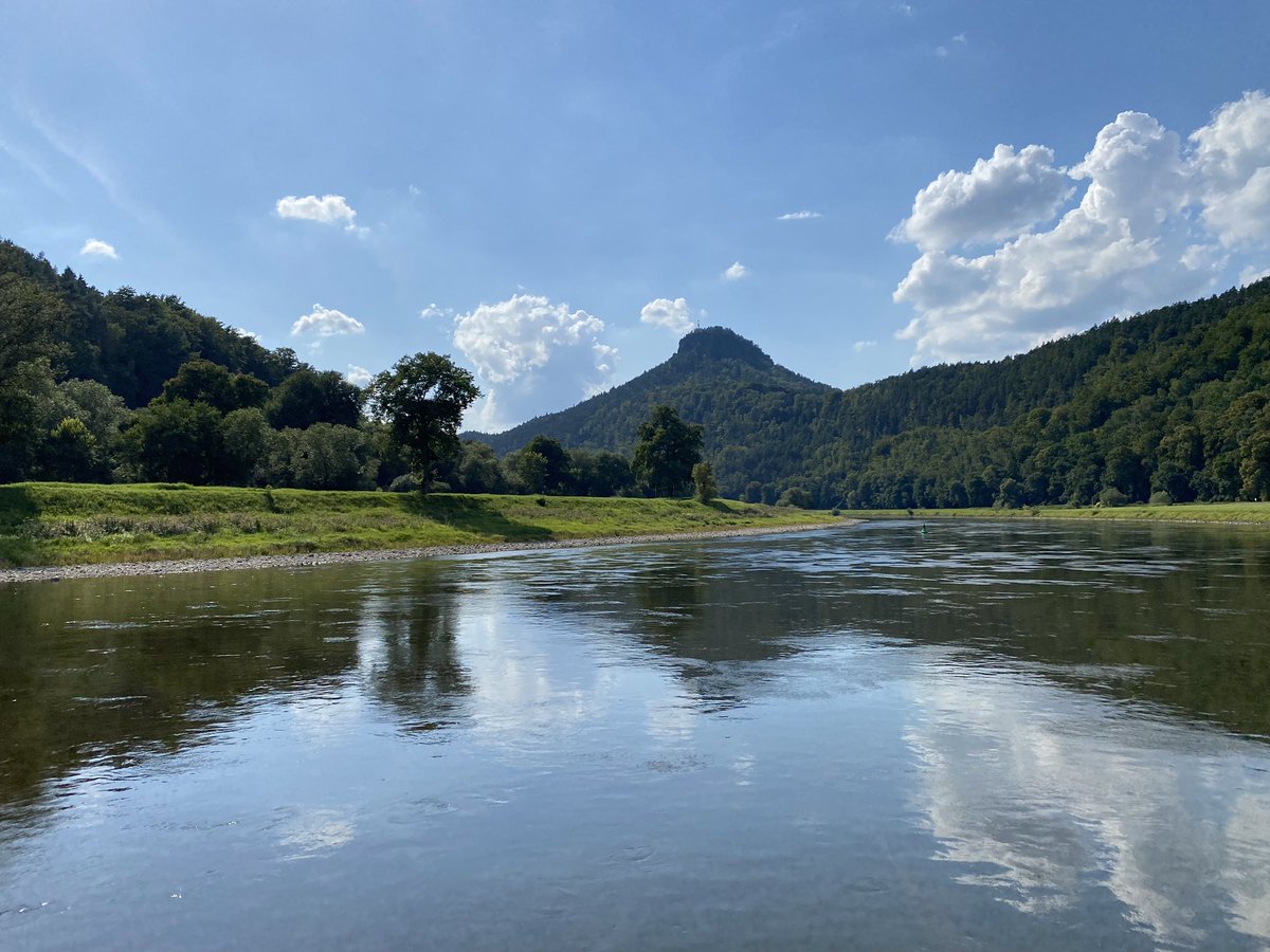 Der Lilienstein in der Sächsischen Schweiz von der Elbe ausgesehen