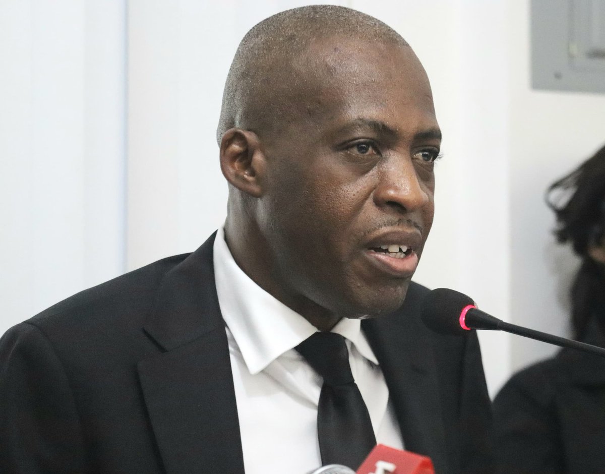 🚨BOOM!
Quelques heures après la libération de Nenel Cassy, le Commissaire du Gouvernement près le Tribunal de Première Instance de Port-au-Prince Me Frantz MONCLAIR vient d'être évincé.
Me Guy ALEXIS de la Juridiction de la Croix-des-Bouquets vient de prendre sa place.