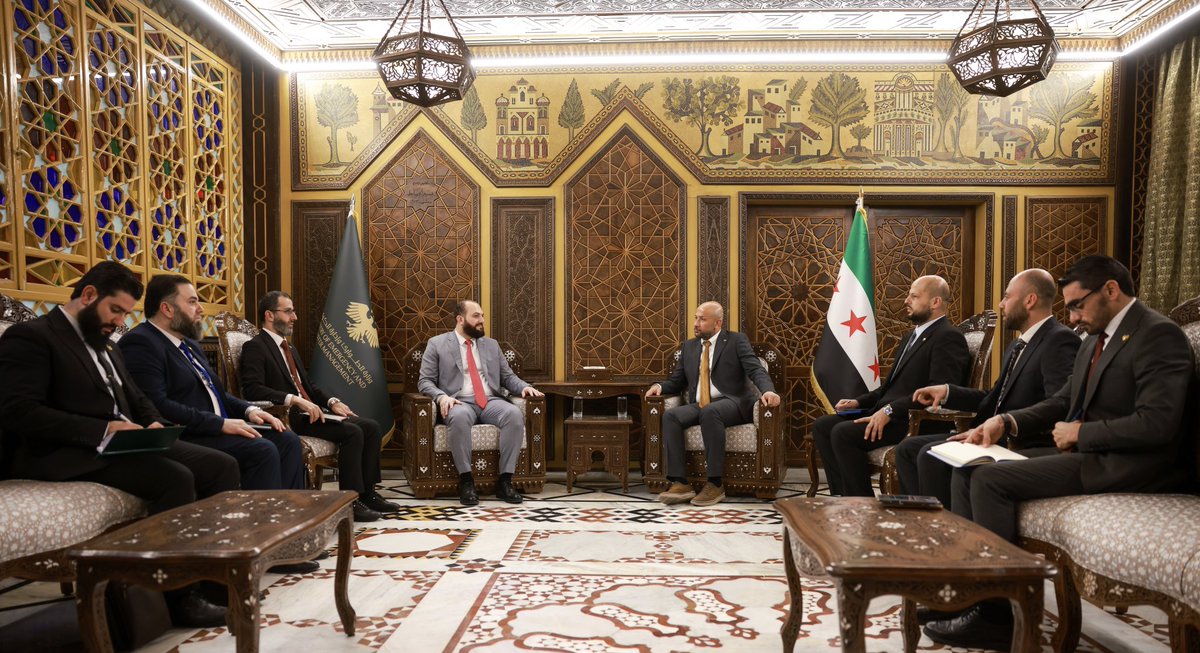 RaedAlSaleh3's tweet photo. تشرفتُ بلقاء السيد "ماهر مروان إدلبي" محافظ دمشق والوفد المرافق، حيث ناقشنا أبرز تحديات الطوارئ في العاصمة، من مخاطر الحرائق في أزقة دمشق القديمة وصعوبة وصول فرق الإطفاء، إلى ضرورة بناء نظام إنذار مبكر وتجهيز أنظمة إطفاء ذاتي، و تم التأكيد على تدريب المتطوعين، ووضع خطط للزلازل، وتجهيز البنية التحتية لفوهات الإطفاء ضمن إعادة الإعمار، إضافةً إلى بحث إنشاء منصة خاصة بدمشق وغرف عمليات مركزية وفرعية، نعمل بخطوات متوازنة على حماية الأرواح وتعزيز جاهزية الاستجابة.
#وزارة_الطوارئ_وإدارة_الكوارث
#الجمهورية_العربية_السورية