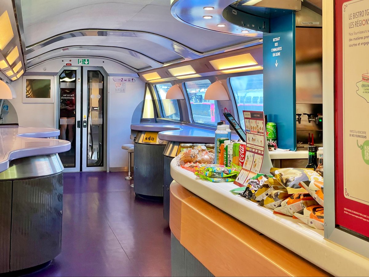 AndreasWiede's tweet image. Our #SNCF 🇫🇷 #TGV #inOui has got a quite stylish #Bar #DiningCar, staffed with a lovely steward. The organic red 🍷 from southern France is nice, the meal is tasty, yet its visual appearance, and presentation, is, err, so and so. And there’s a lot of waste that goes into the bin.