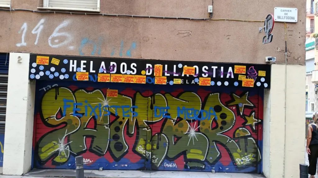 Ziberial (@ziberiai) on Twitter photo En el antro comunista de Cataluña destruyeron esta heladería de una familia argentina porque no hablan en catalán.
Fijarse la banderita del insecto este <a href="/antoniobanos_/">Antonio Baños</a> que es uno de los promotores de los destrozos. Espero que lo persiga la justicia y vaya preso mucho tiempo. En el antro comunista de Cataluña destruyeron esta heladería de una familia argentina porque no hablan en catalán.
Fijarse la banderita del insecto este <a href="/antoniobanos_/">Antonio Baños</a> que es uno de los promotores de los destrozos. Espero que lo persiga la justicia y vaya preso mucho tiempo.