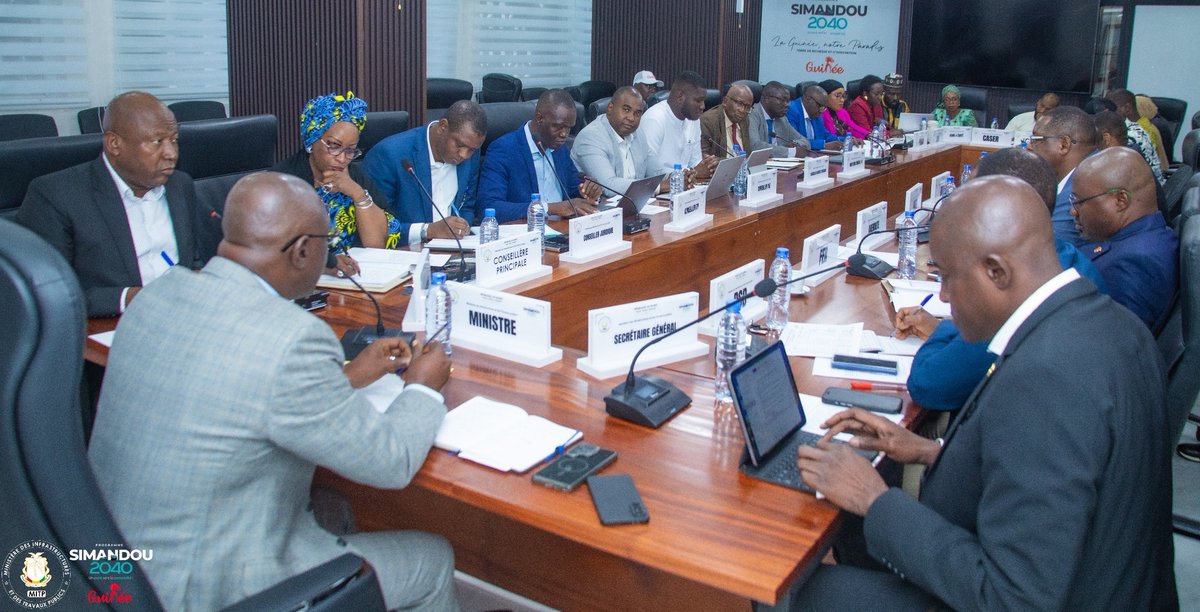MITP: Conseil de Cabinet (18 août 2025) Sous la présidence du Ministre Laye Sékou Camara : 
➡️ Entretien &amp; reconstruction des axes Mamou–Labé / Mamou–Faranah  
➡️ Avancée des 5 ponts de Conakry et Kassonyah,
 ➡️ Voiries &amp; drainage des eaux à Conakry &amp; régions

#InfrastructuresGN