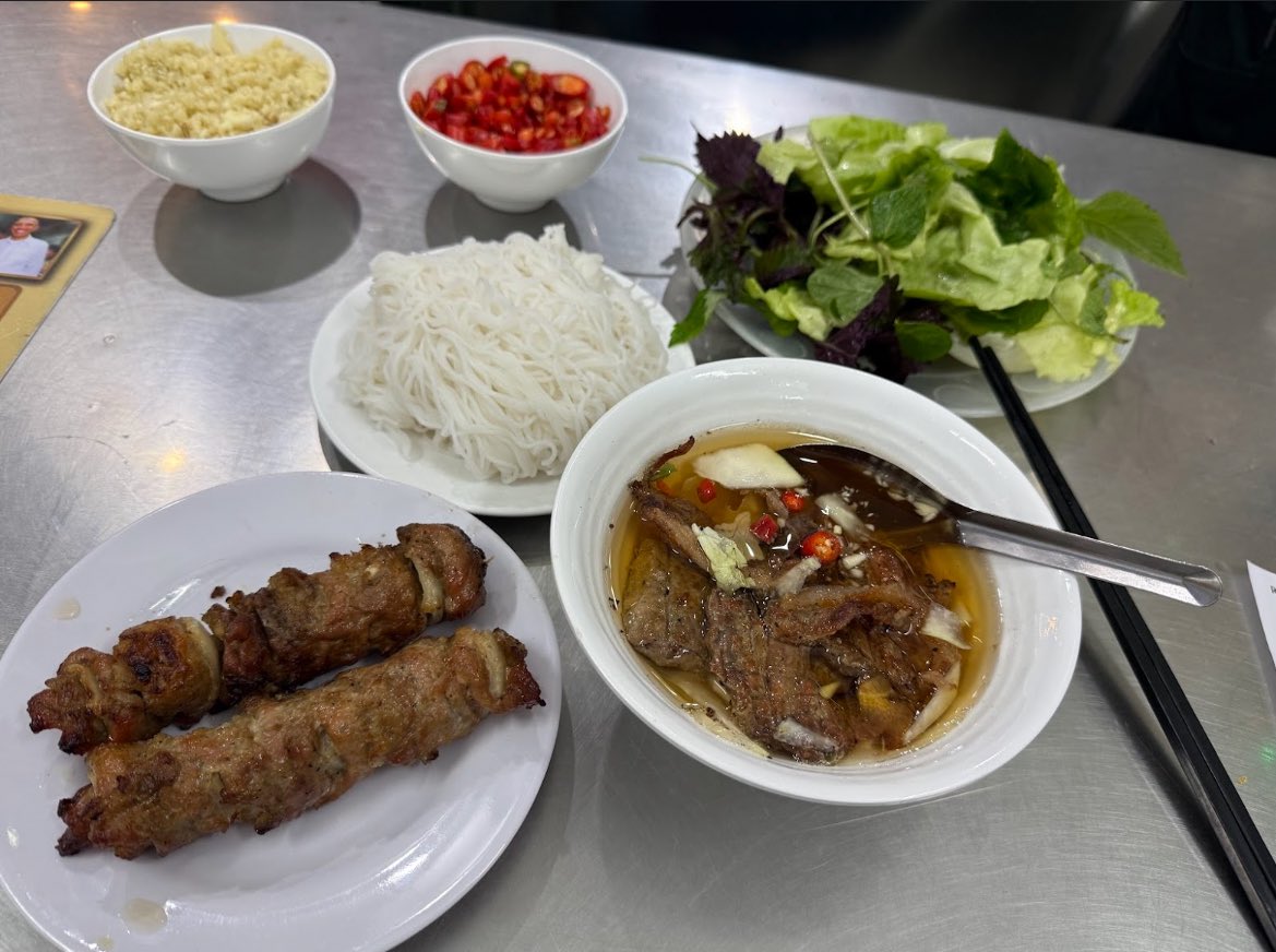 なんか食欲ないんだけど（多分夏バテ）まあ良いか、ダイエットするか？明日から２件目のプール付きホテルだから、ホテルに籠ってプール、ジャグジーで楽しむか？ブンチャー食べたら、食事はもう日本食にしよう！