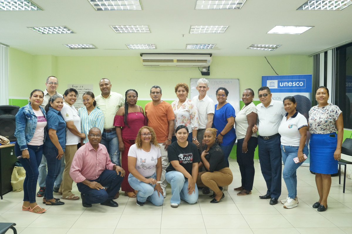 UNESCO en Ecuador #educación #cultura #ciencia #CI (@unescoquito) on Twitter photo El Kit del Docente del Futuro
La <a href="/UNESCOQuito/">UNESCO en Ecuador #educación #cultura #ciencia #CI</a> realizó taller de formación de Embajadores en Esmeraldas, con el financiamiento de la <a href="/GIZEcuador/">GIZ Ecuador</a> y el apoyo de <a href="/CABIPANC/">IPANC-CAB</a>, la UNESCO, llevó a cabo el Taller de Formación de Docentes-Embajadores del KDF El Kit del Docente del Futuro
La <a href="/UNESCOQuito/">UNESCO en Ecuador #educación #cultura #ciencia #CI</a> realizó taller de formación de Embajadores en Esmeraldas, con el financiamiento de la <a href="/GIZEcuador/">GIZ Ecuador</a> y el apoyo de <a href="/CABIPANC/">IPANC-CAB</a>, la UNESCO, llevó a cabo el Taller de Formación de Docentes-Embajadores del KDF