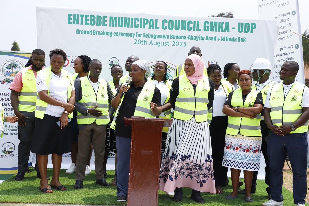 Nyamate (@jbnyamate) on Twitter photo The groundbreaking ceremony for the 6.1km Sebugwawo-Bunono-Kabale Road and Kitinda Link in <a href="/Entebbe_MC/">Entebbe Municipal Council</a> was held today, officiated by Mayor Fabrice Rulinda, marking the start of civil works aimed at improving transport and connectivity in the area. #ChimpReportsNews <a href="/GKMAUrbanDevt/">Greater Kampala Metropolitan Area - UDP</a> The groundbreaking ceremony for the 6.1km Sebugwawo-Bunono-Kabale Road and Kitinda Link in <a href="/Entebbe_MC/">Entebbe Municipal Council</a> was held today, officiated by Mayor Fabrice Rulinda, marking the start of civil works aimed at improving transport and connectivity in the area. #ChimpReportsNews <a href="/GKMAUrbanDevt/">Greater Kampala Metropolitan Area - UDP</a>