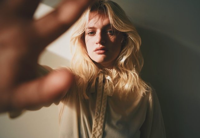 🎙️ She’s a multi-instrumentalist (drums, piano, guitar) and a lyrical powerhouse from #Dallas- “What Do Ya Know” feels like standing up for yourself. #RemyReilly #indiepop  📻                                                                       52420 open.spotify.com/track/0QDbMUQw…