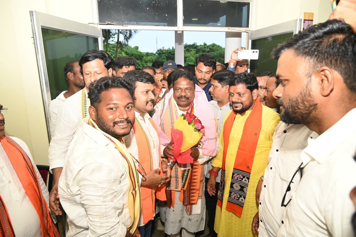 ଆଜି ମୋ ଜିଲ୍ଲା କେନ୍ଦ୍ରାପଡ଼ା ଗସ୍ତରେ ଆସିଥିବା ମାନ୍ୟବର ଗ୍ରାମ୍ୟ ଉନ୍ନୟନ,ପଞ୍ଚାୟତିରାଜ ଓ ପାନୀୟ ଜଳ ବିଭାଗର ମନ୍ତ୍ରୀ ଶ୍ରୀ ରବି ନାରାୟଣ ନାଏକ ଭାଇଙ୍କୁ ଗୁଲନଗର ଓ ସର୍କିଟ ହାଉସ ଠାରେ ଦଳୀୟ କାର୍ଯ୍ୟକର୍ତ୍ତାଙ୍କ ଉତ୍ସାହଭରା ସ୍ୱାଗତ ଓ ସମ୍ବର୍ଦ୍ଧନା ପାଇଁ ଧନ୍ୟବାଦ ଦେବା ସହ କୃତଜ୍ଞତା ଜ୍ଞାପନ କରୁଛି।
#BJP4Mahakalapada