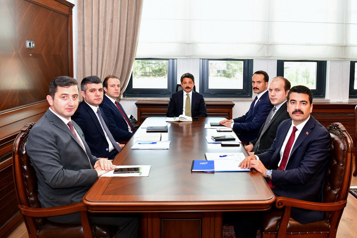 Kırşehir’de görev yapan Kaymakamlarımızla ilçelerimizde devam eden yatırımlar ile yürütülen çalışmalar hakkında bir değerlendirme toplantısı yaptık. 
#Kırşehir ve #Kırşehirli’ye hizmet için mesai arkadaşlarımızla birlikte var gücümüzle çalışmaya devam edeceğiz.