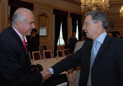 🚨 Entre 1998 y 2005, mientras dirigía Fedegán y hacía parte del Consejo Nacional de Paz como alto funcionario del Gobierno de Alvaro Uribe, Visbal Martelo ejerció el paramilitarismo, fue asesor de los Castaño, e hizo parte de los 12 apóstoles. Condenan al paramilitar ex