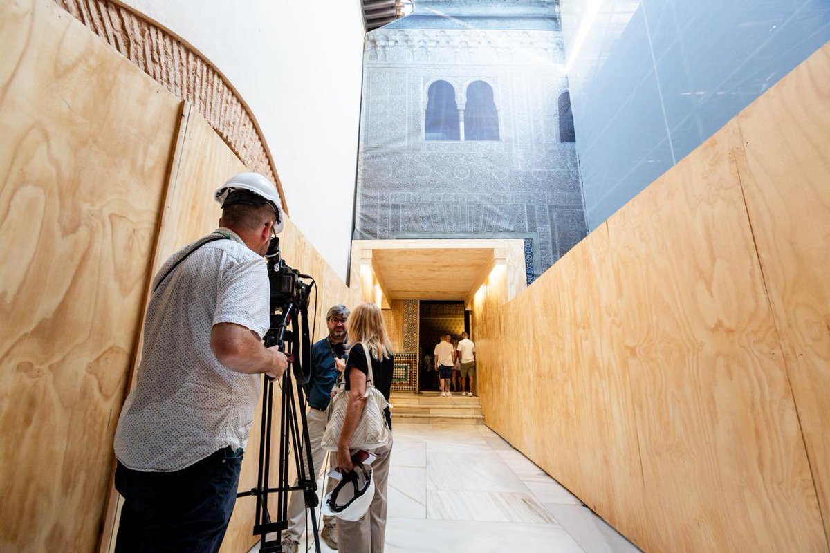 Avanzan las obras en las cubiertas del Mexuar de <a href="/alhambracultura/">Alhambra de Granada</a>: segunda fase (30% ejecutado). Se cuida Cuarto Dorado y la Sala de los Gobernadores para conservar, reducir impactos y garantizar visitas seguras. Duración estimada: 22 meses. #Alhambra #Patrimonio  <a href="/CulturaAND/">Cultura Junta de Andalucía</a>