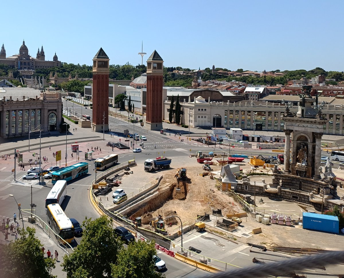 Hace unos días estuve por ahí y fue inevitable recordar aquellas partidas al L4D2 y el escenario de Warcelona