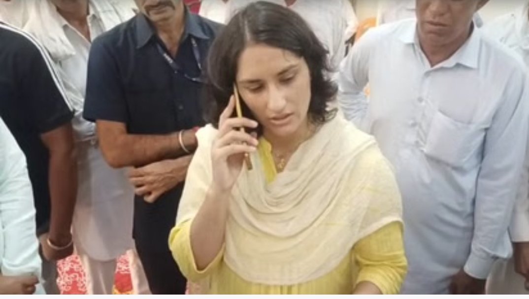 हरियाणा में एक और अफसरशाही का मामला सामने आया है 

विधायक विनेश फोगाट मां बनने के बाद बुधवार को पहली बार सार्वजनिक मंच पर पहुंचीं। लोगों की शिकायत पर उन्होंने एक लापता व्यक्ति के बारे में जानकारी लेने के लिए जुलाना थाने में फोन लगाया तो एसएचओ रविंद्र कुमार बोला, (तू कौन बोलै है।)