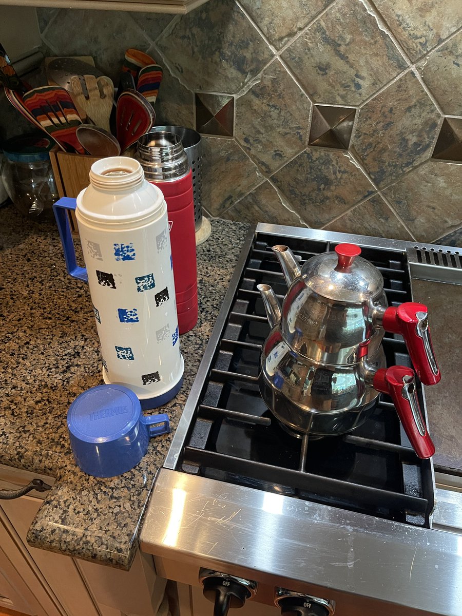 Kızımla eşim Kaliforniya’dan geliyorlar bugün. Sabah 7de kalktı uçakları. 5.5 saat uçuş artı 2-2.5 saat arabayla. Almaya giderken yanıma aldıklarım: Terbiyeli kereviz çorbası, taze çay (dem ve su ayrı, acır yoksa) ve sandviçler. Yoldan gelene ev çorbası bizde mutlaka olur. +