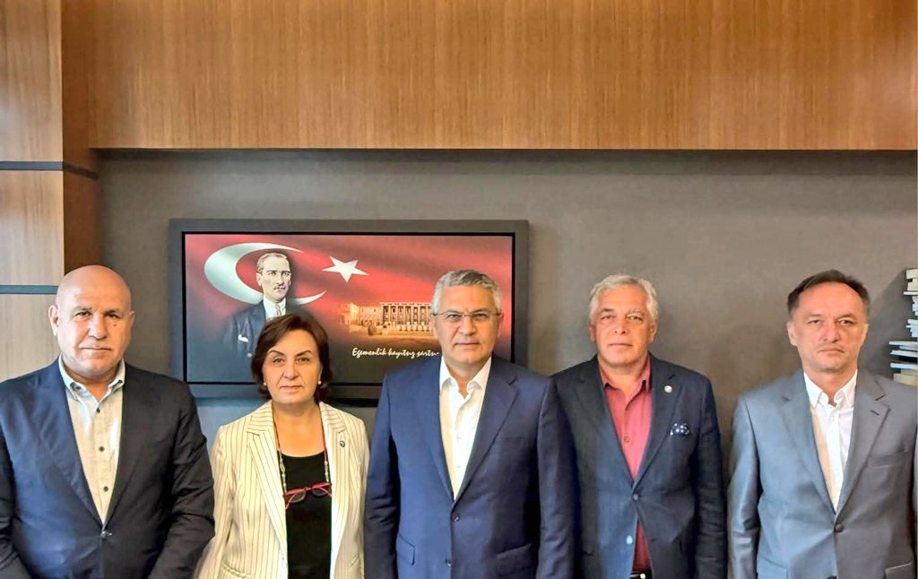 KAFFED's tweet photo. SİYASİ PARTİLERE SÜRECE İLİŞKİN TALEPLERİMİZ İLETİLDİ

 Federasyonumuz yetkili kurullarının aldığı karar doğrultusunda, TBMM Başkanı Numan Kurtulmuş Başkanlığı’nda oluşturulan Milli Dayanışma, Kardeşlik ve Demokrasi Komisyonu tarafından yürütülen süreçte toplumumuzun taleplerinin de gündeme alınması konusunda farklı partilerden komisyon üyeleri ile 19-20 Ağustos 2025 tarihlerinde görüşmeler gerçekleştirildi. 

 Komisyon üyeleri CHP İstanbul Milletvekili Oğuz Kağan Salıcı, CHP Ankara Milletvekili Okan Konuralp, DEM Parti Grup Başkanvekili ve Kars Milletvekili Gülistan Kılıç Koçyiğit, DEM Parti İstanbul Milletvekili Cengiz Çiçek, Yeniyol Partisi Grup Başkanı ve İstanbul Milletvekili Bülent Kaya (Saadet Partisi), Yeniyol Partisi İzmir Milletvekili Mustafa Bilici (Gelecek Partisi) ve Yeniyol Partisi Ankara Milletvekili Mesut Doğan (Saadet Partisi) ile görüşmeler gerçekleştirildi. Görüşmelere federasyonumuz adına KAFFED Genel Başkanı Ünal Uluçay, Genel Başkan Yardımcıları Şeneser Tokmak ve Turhan Yılmaz ile Genel Sekreter Ömer Atalar katıldı. Ayrıca KAFFED eski Genel Başkan Yardımcısı ve DEM Parti Halklar ve İnançlar Komisyonu üyesi Metin Kılıç da görüşmelere katkı verdi.

 Görüşmelerde süreç ile ilgili görüş alışverişinde bulunuldu. Yetkili kurullarımızda sürece ilişkin gündeme getirilen görüş, öneri, endişe ve beklentiler Komisyon üyeleri ile paylaşıldı. Federasyonumuzun ve toplumumuzun dil, kültür ve kimliğe ilişkin demokratik talepleri dile getirildi. Bu süreçte Komisyonun, Çerkesler ve ülkemizdeki diğer Kuzey Kafkasya halkları ile birlikte tüm farklı kimlikleri kapsayan bir anlayış ile çalışmasının hem sürecin toplumsal desteğinin hem de demokratik meşruiyet zeminin genişletilmesi açısından önemi vurgulandı. Süreçte şiddetin sona erdirilmesinin tüm toplum açısından çok önemli olduğu; ancak dil, kültür ve kimliğe ilişkin taleplerin de göz ardı edilmemesi gerektiği dile getirildi. 

 Komisyonda temsilcisi olan tüm siyasi partilerle görüşmelerimiz devam edecek. Ayrıca Federasyonumuz Komisyona davet edilmesi önerilen STK lar arasında da yer almaktadır. Bu sürecin demokratik taleplerimizin TBMM ve kamuoyu gündemine taşınması için olumlu anlamda değerlendirilmesi temel hedefimizdir. 

#TBMM
#insanhaklari
#demokrasi
#anadili
#kimlik
#kültürelhaklar